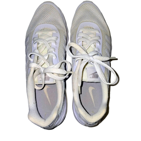 Nike Womens Air Max Invigor Running Shoe Ladies Size 8 - White - Picture 3 of 9